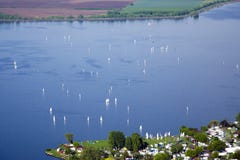 Widok Nove Mlyny, Musov jezioro z łodziami, żeglowanie łodziami i windsurfing w deszczu w Palava -, fotografia royalty free Widok Nove Mlyny, Musov jezioro z łodziami, żeglowanie łodziami i windsurfing w deszczu w Palava -, fotografia royalty free