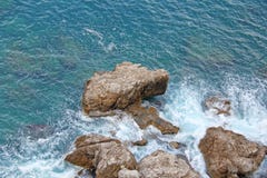 Widok od Above na skały w mieście Taormina, morzu lub kamienie i Wyspa Sicily, Włochy Piękny i Sceniczny widok zdjęcie stock Widok od Above na skały w mieście Taormina, morzu lub kamienie i Wyspa Sicily, Włochy Piękny i Sceniczny widok zdjęcie stock