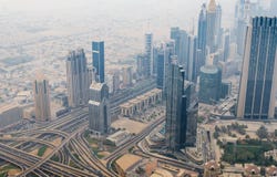 Widok od above skyscrappers i autostrada w Dubaj śródmieściu zdjęcia royalty free Widok od above skyscrappers i autostrada w Dubaj śródmieściu zdjęcia royalty free