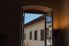 Widok od otwartego okno na średniowiecznym budynku, Palazzo Vecchio zdjęcie stock Widok od otwartego okno na średniowiecznym budynku, Palazzo Vecchio zdjęcie stock