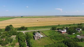 Widok pola przez wioski TARGET73_0_ banatka wieś zbiory wideo Widok pola przez wioski TARGET73_0_ banatka wieś zbiory wideo