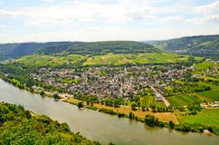 Widok przez rzecznego Moselle Puenderich wioska - Mosel wina region w Niemcy obraz royalty free Widok przez rzecznego Moselle Puenderich wioska - Mosel wina region w Niemcy obraz royalty free