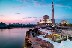 Widok Putra meczet tuż przed błękitną godziną Długa ujawnienie krajobrazu orientacja zdjęcie stock Widok Putra meczet tuż przed błękitną godziną Długa ujawnienie krajobrazu orientacja zdjęcie stock