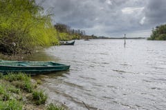 Widok rzeka z trawą i łodzią, w Porto robi sabugueiro, muge, santarem Portugal zdjęcia royalty free Widok rzeka z trawą i łodzią, w Porto robi sabugueiro, muge, santarem Portugal zdjęcia royalty free