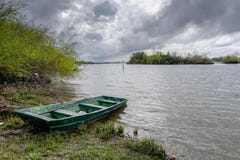 Widok rzeka z trawą i łodzią, w Porto robi sabugueiro, muge, santarem Portugal zdjęcia stock Widok rzeka z trawą i łodzią, w Porto robi sabugueiro, muge, santarem Portugal zdjęcia stock