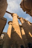 Widok spod spodu ruin ogromne kolumny Luxor templ zdjęcie stock Widok spod spodu ruin ogromne kolumny Luxor templ zdjęcie stock