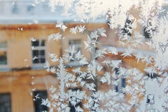 Widok stary miasto dom od zamarzniętego zimy okno Tekstura lodu wzory na szkle Selekcyjna ostrość fotografia royalty free Widok stary miasto dom od zamarzniętego zimy okno Tekstura lodu wzory na szkle Selekcyjna ostrość fotografia royalty free
