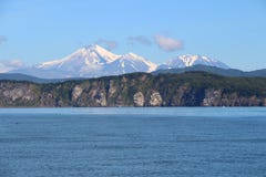 Widok Tri Brat z Avachinsky i Kozelsky volcanoes w tle zdjęcia stock Widok Tri Brat z Avachinsky i Kozelsky volcanoes w tle zdjęcia stock