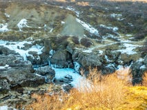 Widok wokoło Hraunfossar siklawy, Iceland obraz stock Widok wokoło Hraunfossar siklawy, Iceland obraz stock