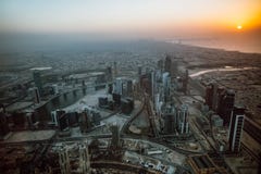 Widok z lotu ptaka linia brzegowa Dubaj przy zmierzchem zdjęcie stock Widok z lotu ptaka linia brzegowa Dubaj przy zmierzchem zdjęcie stock