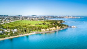 Widok z lotu ptaka na Auckland centrum miasta nad Waitemata schronieniem nowe Zelandii obrazy royalty free Widok z lotu ptaka na Auckland centrum miasta nad Waitemata schronieniem nowe Zelandii obrazy royalty free