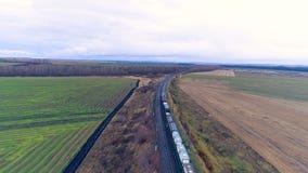 Widok z lotu ptaka na pociągu towarowym rusza się zdala od kamery zbiory wideo Widok z lotu ptaka na pociągu towarowym rusza się zdala od kamery zbiory wideo