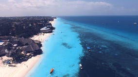 Widok z lotu ptaka Nungwi plaża i hotele, Zanzibar, Tanzania zbiory wideo Widok z lotu ptaka Nungwi plaża i hotele, Zanzibar, Tanzania zbiory wideo