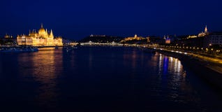 Widok z lotu ptaka parlamentu budynek w wieczór, Budapest, hun zdjęcie stock Widok z lotu ptaka parlamentu budynek w wieczór, Budapest, hun zdjęcie stock
