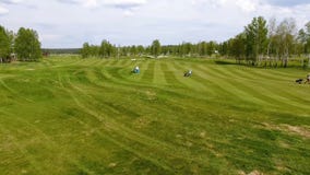 Widok z lotu ptaka pole golfowe Golfiści chodzi w dół farwater na kursie z golfową torbą i tramwajem obraz royalty free Widok z lotu ptaka pole golfowe Golfiści chodzi w dół farwater na kursie z golfową torbą i tramwajem obraz royalty free