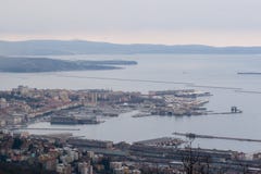 Widok z lotu ptaka port Trieste w Włochy i centrum miasta fotografia stock Widok z lotu ptaka port Trieste w Włochy i centrum miasta fotografia stock