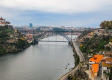 Widok z lotu ptaka Porto, Portugalia i kruszcowy Dom Luis most nad Douro rzeką, 2010 Listopad obraz royalty free Widok z lotu ptaka Porto, Portugalia i kruszcowy Dom Luis most nad Douro rzeką, 2010 Listopad obraz royalty free