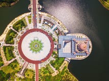 Widok z lotu ptaka Putra meczet z ogródu krajobrazu projektem i Putrajaya jeziorem, Putrajaya Sławna atrakcja turystyczna wewnątr fotografia royalty free Widok z lotu ptaka Putra meczet z ogródu krajobrazu projektem i Putrajaya jeziorem, Putrajaya Sławna atrakcja turystyczna wewnątr fotografia royalty free