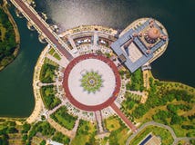Widok z lotu ptaka Putra meczet z ogródu krajobrazu projektem i Putrajaya jeziorem, Putrajaya Sławna atrakcja turystyczna wewnątr obraz stock Widok z lotu ptaka Putra meczet z ogródu krajobrazu projektem i Putrajaya jeziorem, Putrajaya Sławna atrakcja turystyczna wewnątr obraz stock