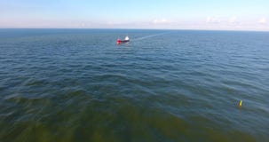 Widok z lotu ptaka: ruch od wybrzeża statek zbiory wideo Widok z lotu ptaka: ruch od wybrzeża statek zbiory wideo