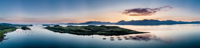 Widok z lotu ptaka wybrzeże Appin z widokami nad Shuna Arnamurchan i wyspą zdjęcia royalty free Widok z lotu ptaka wybrzeże Appin z widokami nad Shuna Arnamurchan i wyspą zdjęcia royalty free