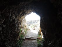 Widok z wewnątrz skalistej jamy w Fortezza fortecy Grecki miasto Rethymno Wzgórze Paleokastro jama obraz stock Widok z wewnątrz skalistej jamy w Fortezza fortecy Grecki miasto Rethymno Wzgórze Paleokastro jama obraz stock