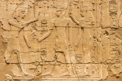 Widok ściana z Egipskimi hieroglyphics przy Karnak świątynią w Luxor, Egipt fotografia royalty free Widok ściana z Egipskimi hieroglyphics przy Karnak świątynią w Luxor, Egipt fotografia royalty free