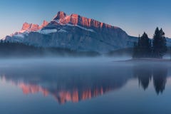 Widoki górscy gdy ty będziesz w Dwa Jack Jeziornym obozowisku Banff park narodowy w Alberta, Kanada Kolorowy jezioro, pierwszy śn obraz royalty free Widoki górscy gdy ty będziesz w Dwa Jack Jeziornym obozowisku Banff park narodowy w Alberta, Kanada Kolorowy jezioro, pierwszy śn obraz royalty free