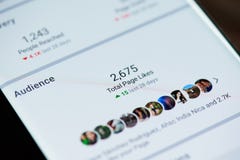 Widownia w facebook na smartphone ekranie zdjęcia stock Widownia w facebook na smartphone ekranie zdjęcia stock