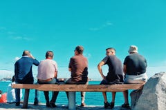 widzowie tłoczą się ludzi siedzi na ławce oglądać atlantyckiego oceanu żagla łodzi regatta rasy łuku 2018 skrzyżowanie zdjęcia royalty free widzowie tłoczą się ludzi siedzi na ławce oglądać atlantyckiego oceanu żagla łodzi regatta rasy łuku 2018 skrzyżowanie zdjęcia royalty free