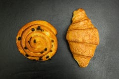 Świeże babeczki na czarnym tle fotografia stock Świeże babeczki na czarnym tle fotografia stock