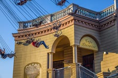 Wiedeń Austria, Wrzesień, -, 16, 2019: Boczny widok dzieciaki ma zabawę przy wirować Luftikus carousel lub łańcuch huśtawki przej obraz stock Wiedeń Austria, Wrzesień, -, 16, 2019: Boczny widok dzieciaki ma zabawę przy wirować Luftikus carousel lub łańcuch huśtawki przej obraz stock