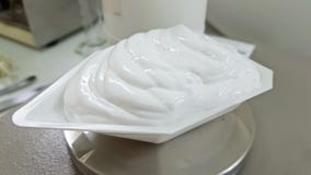Wiegen eines Teils einer kosmetischen Emulsion stockbild Wiegen eines Teils einer kosmetischen Emulsion stockbild