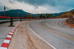 Wiejska droga przez lasu wierzchołek wysoka góra, Sławna autostrada w Loei Tajlandia, Koszowy setki ciało nieboszczyk fotografia stock Wiejska droga przez lasu wierzchołek wysoka góra, Sławna autostrada w Loei Tajlandia, Koszowy setki ciało nieboszczyk fotografia stock