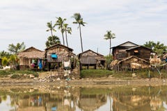 Wiejska uliczna sceneria z plam drzewami w małej wiosce w Myanmar (Birma fotografia stock Wiejska uliczna sceneria z plam drzewami w małej wiosce w Myanmar (Birma fotografia stock