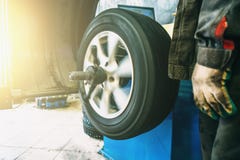 Wiel het in evenwicht brengen of reparatie en de band van de veranderingsauto bij auto de dienstgarage of workshop door werktuigk stock afbeeldingen Wiel het in evenwicht brengen of reparatie en de band van de veranderingsauto bij auto de dienstgarage of workshop door werktuigk stock afbeeldingen