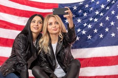 Wielbiciele sportu biorą selfie przed flaga fotografia royalty free Wielbiciele sportu biorą selfie przed flaga fotografia royalty free