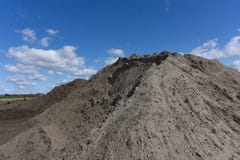 Wielcy stosy budowa piasek używać dla żwir i asfaltowej produkci i budynku Wapnia łup, minujący skały i kamienie fotografia stock Wielcy stosy budowa piasek używać dla żwir i asfaltowej produkci i budynku Wapnia łup, minujący skały i kamienie fotografia stock