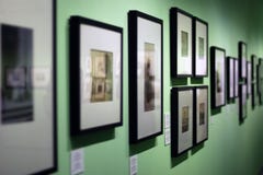 Wiele fotografii ramy z rocznikiem fotografują obwieszenie na zieleni ścianie w galeria sztuki obrazy stock Wiele fotografii ramy z rocznikiem fotografują obwieszenie na zieleni ścianie w galeria sztuki obrazy stock