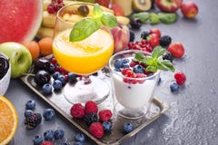 Wiele różne jagody i owoc Witaminy i zdrowy jedzenie Lato sok pomarańczowy w szkle i produkty Jogurt i muesli z fotografia royalty free Wiele różne jagody i owoc Witaminy i zdrowy jedzenie Lato sok pomarańczowy w szkle i produkty Jogurt i muesli z fotografia royalty free