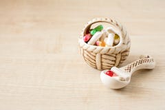 Wiele różni barwioni pigułki, pastylki i kapsuły w ceramicznym va, fotografia royalty free Wiele różni barwioni pigułki, pastylki i kapsuły w ceramicznym va, fotografia royalty free