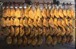 Wielka ilość Hiszpański suszy leczącego baleronu Jamon serrano obraz royalty free Wielka ilość Hiszpański suszy leczącego baleronu Jamon serrano obraz royalty free