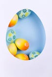 Wielkanocnego jajka rama robić papier, kolorowi malujący kurczaków jajka, na błękitnym tle skład Easter Mieszkanie nieatutowy obrazy royalty free Wielkanocnego jajka rama robić papier, kolorowi malujący kurczaków jajka, na błękitnym tle skład Easter Mieszkanie nieatutowy obrazy royalty free