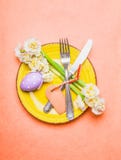 Wielkanocy miejsca stołowy położenie z daffodils kwiatami, cutlery, talerz, jajka i opróżnia etykietki kartę na pastelowych mench Fotografia Stock Wielkanocy miejsca stołowy położenie z daffodils kwiatami, cutlery, talerz, jajka i opróżnia etykietki kartę na pastelowych mench Fotografia Stock