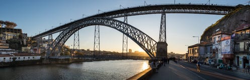 Wielki panoramiczny widok na zadziwiającym zmierzchu przy Dom Luis Porto, przerzucam most Portugalia fotografia stock Wielki panoramiczny widok na zadziwiającym zmierzchu przy Dom Luis Porto, przerzucam most Portugalia fotografia stock