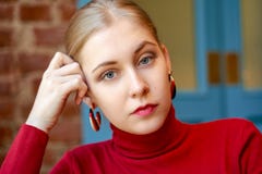 Wielki portret poważna dziewczyna Blondynki kobiety pi?kni spojrzenia uwa?nie przy kamer?, s? ubranym czerwonego pulower i round fotografia stock Wielki portret poważna dziewczyna Blondynki kobiety pi?kni spojrzenia uwa?nie przy kamer?, s? ubranym czerwonego pulower i round fotografia stock