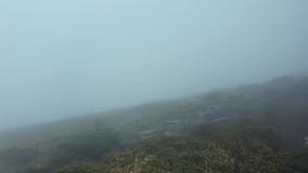 Wielki sceneria widok mgłowe chmury na halnych wzgórzach jako zimny wiatr i dolina dmucha Dramatyczna scena w ponurym dniu zbiory wideo Wielki sceneria widok mgłowe chmury na halnych wzgórzach jako zimny wiatr i dolina dmucha Dramatyczna scena w ponurym dniu zbiory wideo