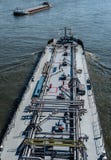 Wielki tankowa statku żeglowanie w Niemcy na Rhine rzece Transport olej, gaz i benzyna, fotografia stock Wielki tankowa statku żeglowanie w Niemcy na Rhine rzece Transport olej, gaz i benzyna, fotografia stock