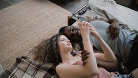 Wieloetniczny pary lying on the beach na łóżku Mężczyzna i kobieta śmia się, używać smartphone Samiec i kobieta wydajemy czas wpó zbiory wideo Wieloetniczny pary lying on the beach na łóżku Mężczyzna i kobieta śmia się, używać smartphone Samiec i kobieta wydajemy czas wpó zbiory wideo
