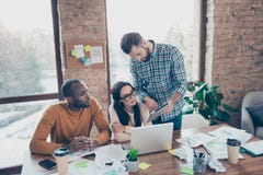 Wielonarodowego desktop dokumentu gadki seminaryjny komunikacyjny mulatt obrazy stock Wielonarodowego desktop dokumentu gadki seminaryjny komunikacyjny mulatt obrazy stock